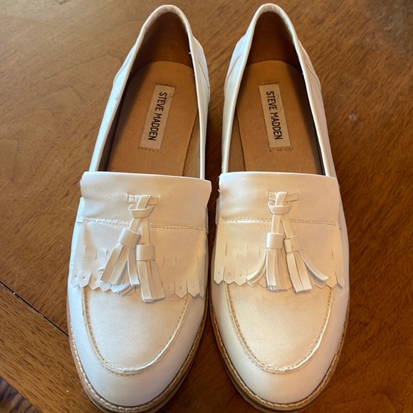 Steve Madden Shoes - Steve Madden • Meela Loafer • 9.5 •White Leather•Tassel•Kiltie•Flats
